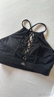 ALO YOGA černá sportovní podprsenka - 2