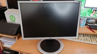 SIROKOUHLY MONITOR LG FLATRON L194WT-SF - 2