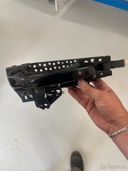 Prodám díly z pravých zadních dveří Audi A6 C7 sedan - 2