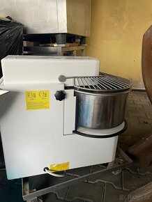 Hnětač těsta jednorychlostní na 15kg - 2