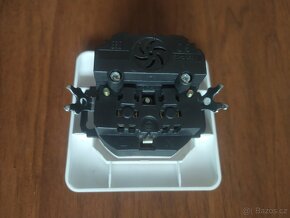 Zásuvka 230 V s USB nabíjením - 2