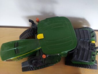 Pásový traktor John Deere - 2