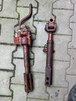 Sloupky zetor 25 - 2