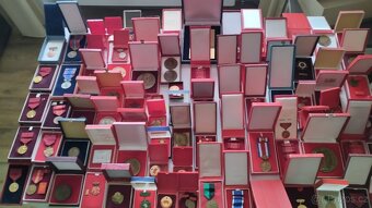 Prodám medaile, vyznamenání a plakety od roku 1945 - 2