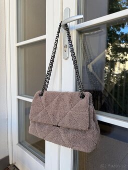 Béžová teddy kabelka na rameno s řetízkem - 2
