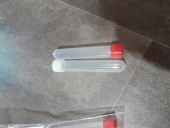 65 ks plastových zkumavek s uzávěrem - 2