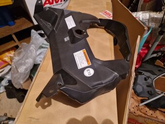 Suzuki Dl 1000 V strom 2018- plast kolem budíků u kapoty - 2