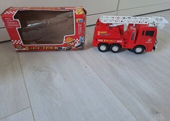 Hasičské auto - bliká, houká a otáčí se - 2
