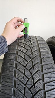 Zimní pneumatiky 235/45/20, Goodyear, DOT3120
- 2