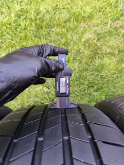 Letní pneu 225/40/19 - 2