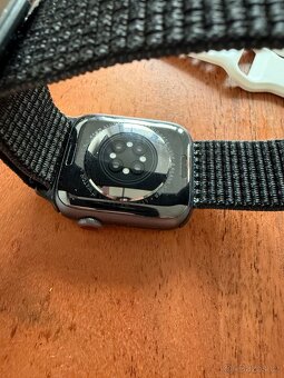 Krásné Apple Watch 6 44mm, nabíječka, řemínky - 2