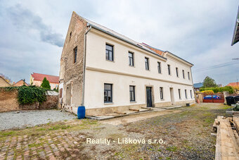 Prodej areálu s všestranným využitím nedaleko dálnice Praha - 2