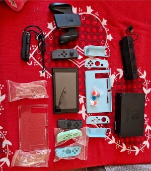 Nintendo Switch plus příslušenství a hry - 2