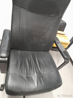 Prodám starší kancelářské křeslo židle z kůže - 2