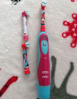 Elektrický zubní kartáček Oral-B D2 Stages girl - 2