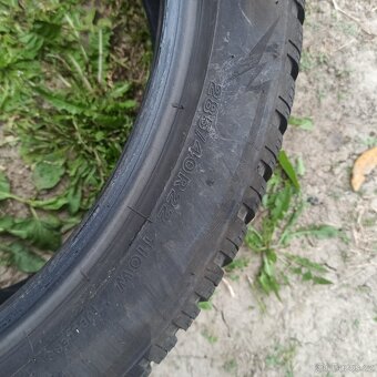 285/40R22 - 2