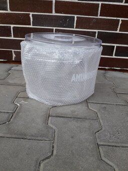 Prodám dřevěný stojan na víno a plastovou dózu Amundsen. - 2
