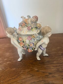 Krásná starožitná porcelánová figurální dóza s víkem - 2