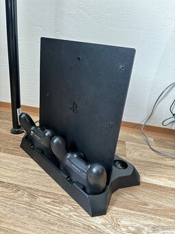 PlayStation 4 Pro 1tb + 2 ovladače - 2