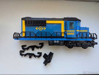 LEGO vlak lokomotiva ze setu 60052 bez motoru a pohonu - 2