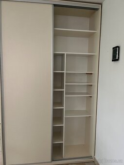 Velká skříň s posuvnými dveřmi - 2