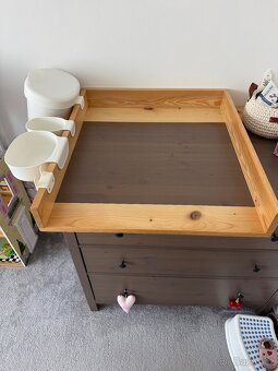 Přebalovací pult s podložkou na HEMNES komodu - 2
