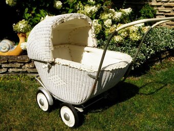 Starožitný kočárek po renovaci - 2