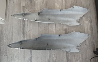 HORNÍ JE PRYČ LEVÁ Boční kapotáž Honda PCX 18-20 - 2