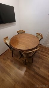 Dřevěný kulatý stůl + 4 židle - 2