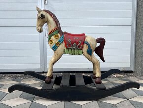 Veliký dřevěný houpací kůň ručně malovaný - 2