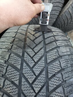 Zimní Bridgestone 255/40R20 101V DOT 2222 na sezonu - 2