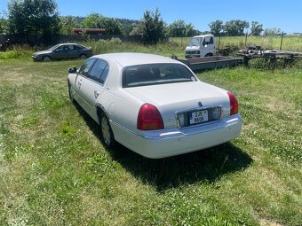 Lincoln Town car - 2