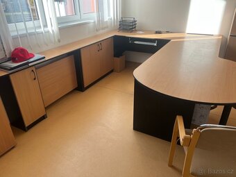 Pracovní stůl ve tvaru U s židlemi - 2