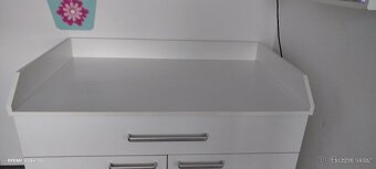 Bílý přebalovací pult s komodou - 2