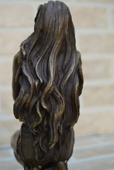 Bronzová socha - KLEČÍCÍ INDIÁNKA - 2