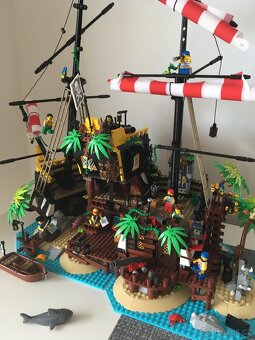 LEGO IDEAS PIRÁTI 21322 Zátoka pirátů z lodě Barakuda - 2