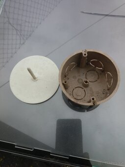 Krabice pod omítku. - 2