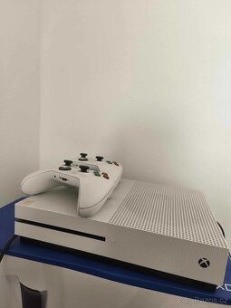 Xbox One S (500 GB) + FIFA 24 + dva ovladače - 2