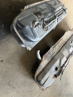 Nádrže BMW e30 - 2