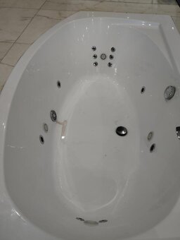 Luxusní vířivá vana s tryskami a světlem – téměř nepoužívaná - 2