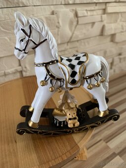 Vánoční dekorace a houpací kůň - 2