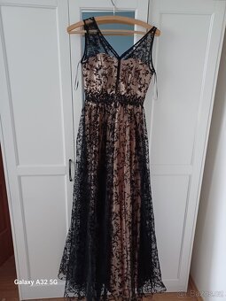 Zlaté dámské šaty s černou krajkou - 2