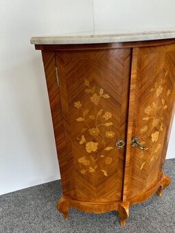 Rohová skříňka okolo roku 1900 - originál. - 2