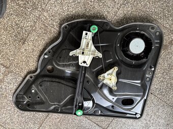 Stahovacka leva zadní B6 - 2