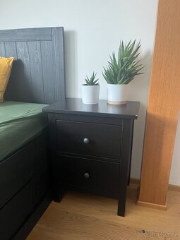 IKEA Hemnes postel a stolky - 2