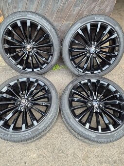 5x112 r19 Škoda Superb 3-Trinity Black Zanovni pneu 7mm - 2