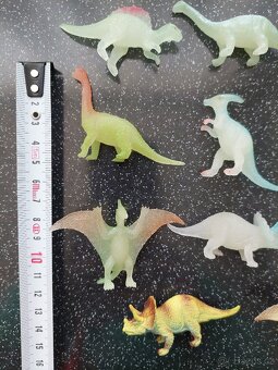 Fosforove figurky dinosauru +2 navic - 2
