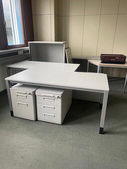 kancelářský nábytek - stoly, žídle, skříně - 2