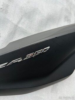 Honda Forza 350 pravý zadní boční plast (83200-K1B-D00ZB) - 2