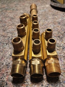 Rozdělovač s vývody pro adaptéry Giacomini. - 2